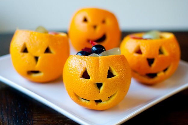 10 WAYS TO MAKE YOUR HALLOWEEN POOL PARTY UNFORGETTABLE